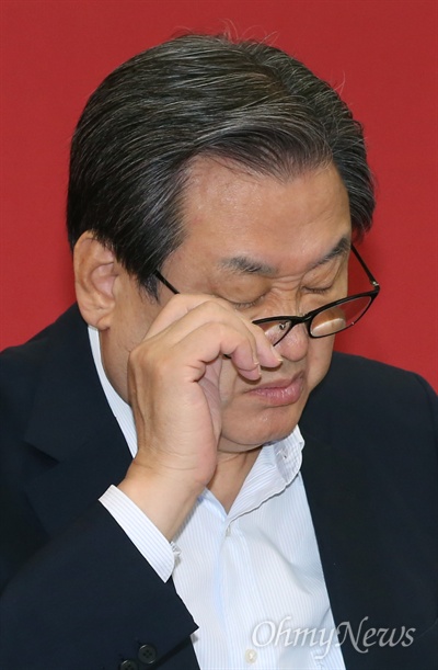 새누리당 김무성 대표가 9일 오전 국회에서 열린 최고중진연석회의 도중 안경을 고쳐쓰고 있다.