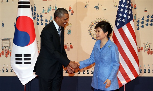 지난 2014년 4월 25일 한·미 정상회담에 앞서 박근혜 대통령이 미국 오바마 대통령과 악수하는 모습.