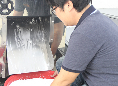  기계를 이용해 쌀을 가루로 빻고 있는 장면.