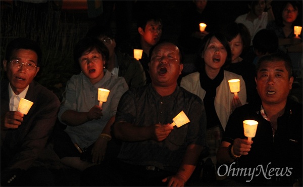 일본군 위안부 문제 해결을 촉구하는 대전지역 첫 수요집회가 9일 밤 대전시청 앞 보라매공원 대전평화의소녀상 앞에서 열렸다.
