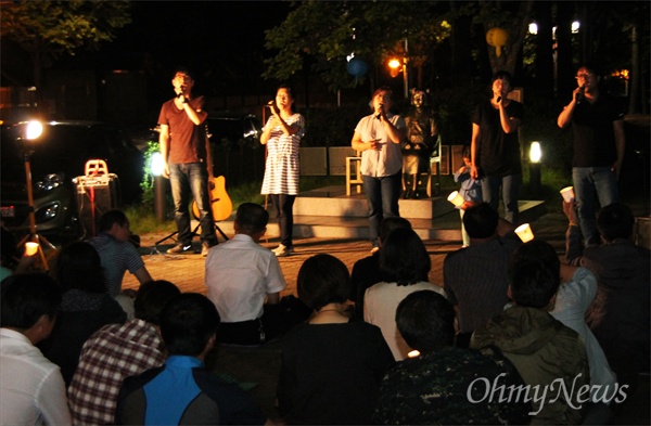 일본군 위안부 문제 해결을 촉구하는 대전지역 첫 수요집회가 9일 밤 대전시청 앞 보라매공원 대전평화의소녀상 앞에서 열렸다.