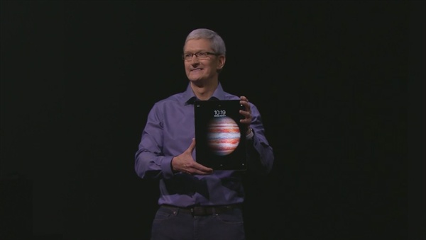 팀 쿡 애플 CEO가 9일 미국 샌프란시스코에서 열린 신제품 발표 행사에서 12.9인치 아이패드 프로를 소개하고 있다.