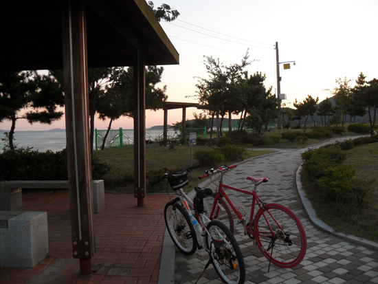 건평나루 쉼터에는 '그리운 금강산 노래비'가 있다. 여러 가지 운동기구와 자전거 보관대가 설치되었다.