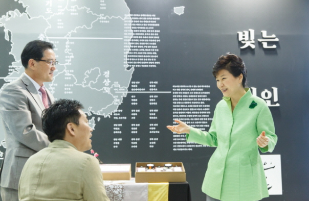박근혜 대통령이 지난 9일 인천 송도 컨벤시아에서 열린 2015 지역희망 박람회에서 지역특화상품전을 관람하고 있다.