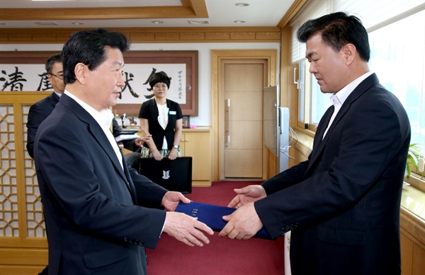 안상수 창원시장은 지난 6월 30일 김용철 창원시설관리공단 이사장한테 임명장을 수여했다.