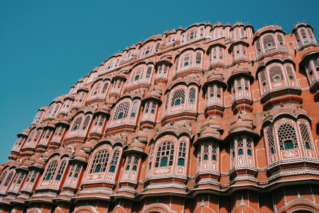 바람의 궁전이라고 불리우는 하와 마할(Hawa Mahal). “하나, 둘, 셋...... 열... 스물...” 재미삼아 창문을 세어보려다 복잡하고 헷갈려 그만 포기!