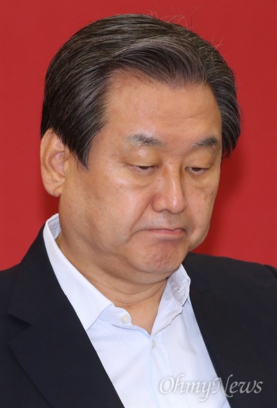 새누리당 김무성 대표가 지난 9일 오전 국회에서 열린 최고중진연석회의 도중 생각에 잠겨 있다.