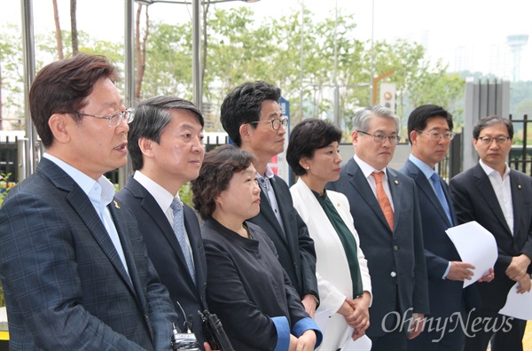  이재명 성남시장과 안철수, 인재근, 이목희, 남인순, 김용익, 양승조, 김성주(사진 왼쪽부터) 새정치민주연합 소속 국회 보건복지위원들이 11일 오후 점심시간을 이용, 보건복지부 앞에서 기자회견을 하고 있다.