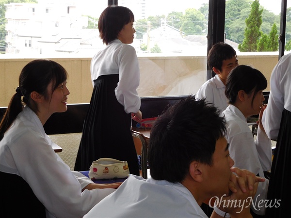 아름다운 하얀 저고리, 검은 치마. 하굣길에는 옷을 갈아입어야 한다는 말에 분노가 치밀었다.