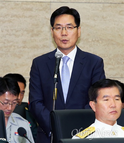 국방부 김민석 대변인이 2015년 9월 11일 오후 서울 용산구 합동참모본부에서 열린 국회 국방위 국정감사에서 의원들의 질의에 답변하고 있다.