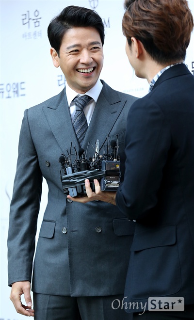 배수빈, 이소연 결혼 사회자입니다!  배우 배수빈이 12일 오후 서울 역삼동의 한 웨딩홀에서 열린 배우 이소연 결혼식에 참석, 축하인사를 하고 있다.