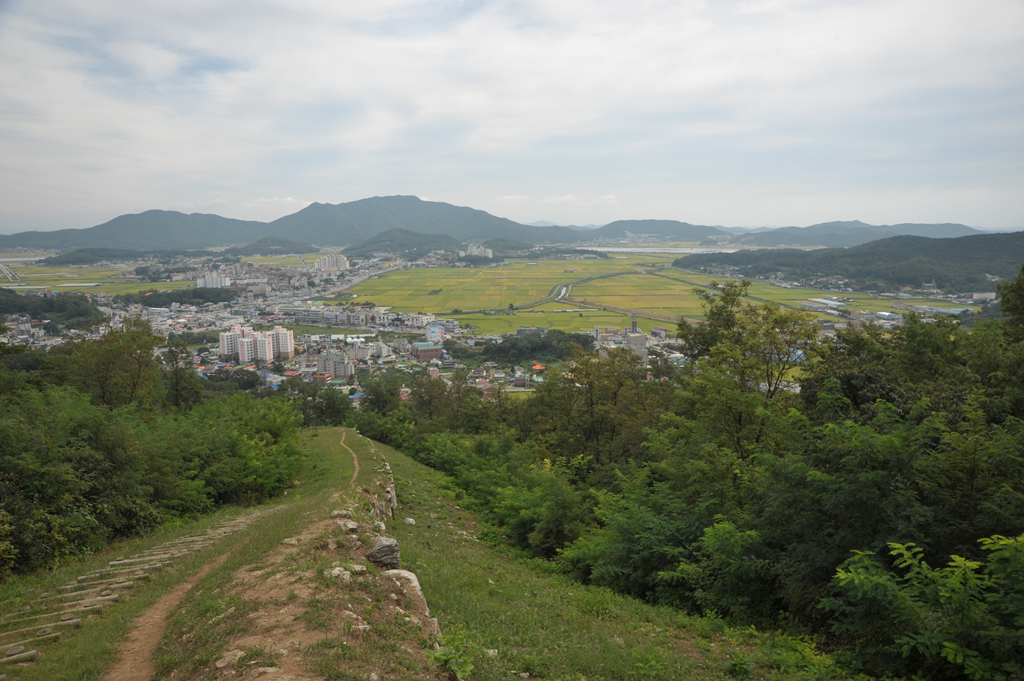  강화 산성을 오르다가 바라본 강화 시내와 들녘