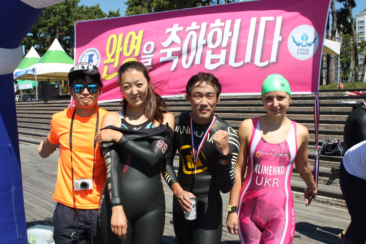 서울에서 참가한 블루가디언 김유라(36세 좌측 두번째)씨와 동료들이 행사에서 포즈를 취하고 있다.  