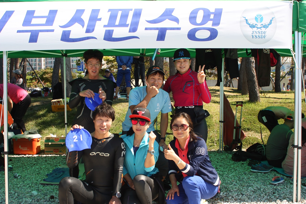 부산핀수영클럽 심미향(41세)씨와 회원들이 대회에 앞서 화이팅을 외치고 있다.