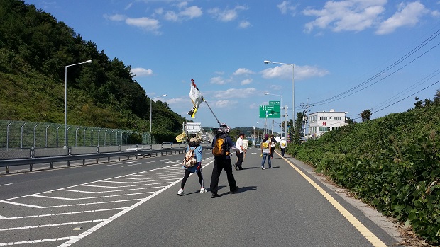 20여 명의 사찰순례 참가자들이 동축사를 출발하여 경주 월성1호기까지 걸으면서 '탈핵'과 '월성1호기 폐쇄'를 외쳤다.