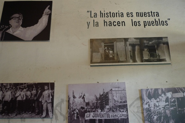 아옌데 임기 당시 사진과 그의 마지막 연설 문구 "역사는 우리의 것며 이를 만드는 것은 국민이다."