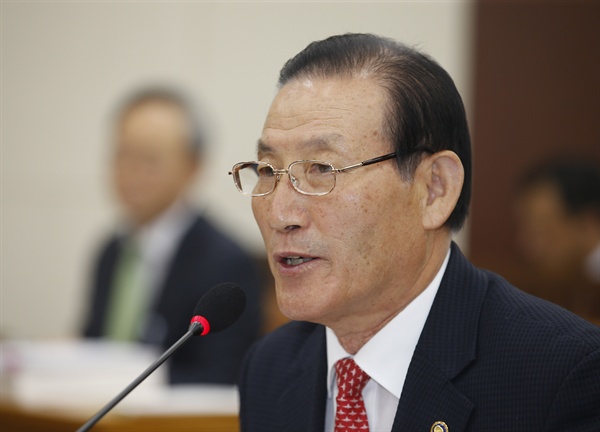 박창명 병무청장이 14일 국회에서 열린 국방위원회의 병무청에 대한 국정감사에서 의원들의 질의에 답변하고 있다.