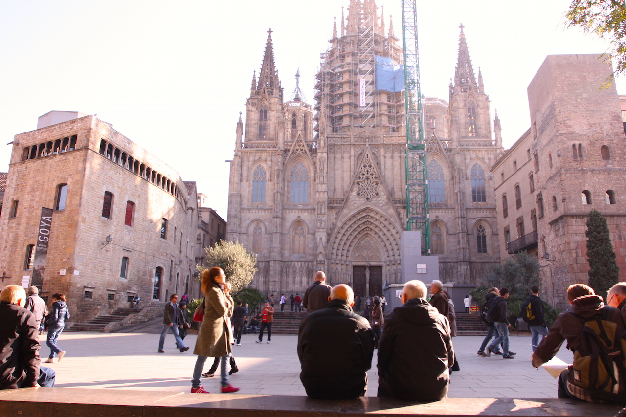 바르셀로나 대성당 앞. 시민들이 성당 앞 광장에서 따뜻한 햇살을 받고 있다.