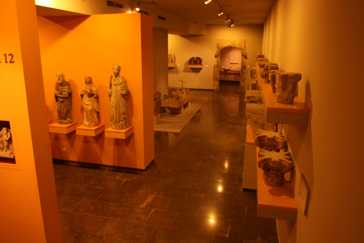 프레데릭 마레스 박물관 내부. 조각가이면서 여행가, 수집가이기도 한 프레데릭 마레스 이 데우로볼(1893-1991)의 개인 컬렉션이다. 로마네스크와 고딕 양식의 종교 예술 걸작품들을 소장하고 있다.