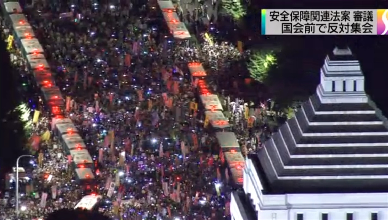 일본 국회의사당 앞에서 열린 새 안보법안 반대 집회를 보도하는 NHK 뉴스 갈무리.