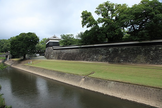 나가베이는 일본의 국가지정중요문화재로 길이가 242m이다. 현재 구마모토 성에 남은 성벽 중 가장 길다. 


