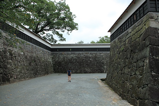성의 입구인 하제카타몬에서 구마모토 성으로 들어간다. 