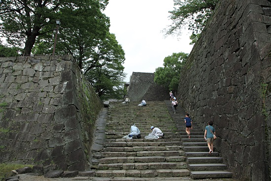 천수각으로 오르는 길은 이중 삼중의 높은 성벽들로 둘러싸여 있다.