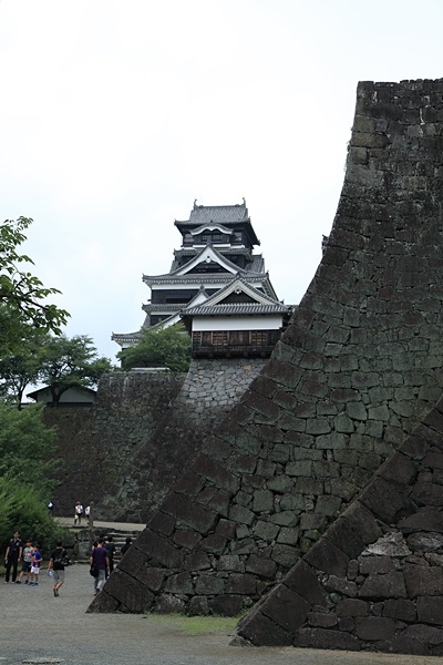 엄청난 높이의 석벽 니요노 이시가키 등 구마모토 성은 가토 기요마사의 작품답게 성벽이 매우 가팔라 ‘쥐도 기어오를 수 없다’는 말이 있을 정도다.
