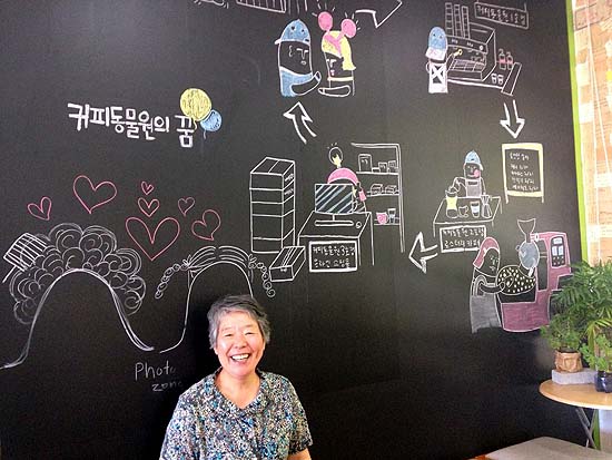 10만인클럽 회원인 김정미 수녀는 학교밖 청소년들의 자립 훈련을 위한 커피전문점 <커피동물원>의 대표이자 사회복지사이다.