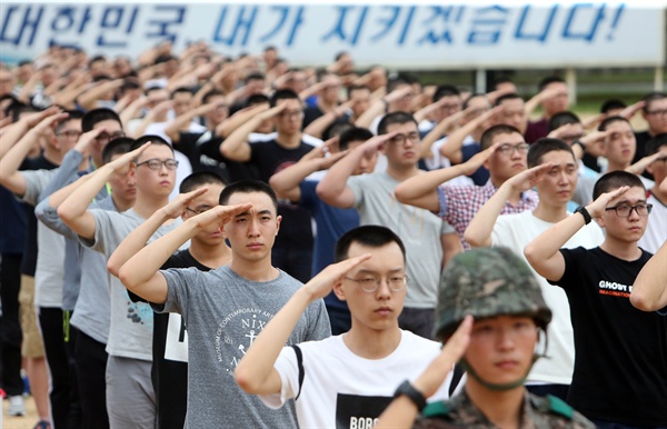  지난 2015년 8월 24일 충남 논산 육군훈련소에서 신병 입영행사가 열렸다. 입영 장병들이 거수경례하고 있는 모습. 