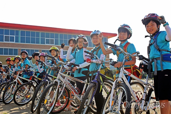 11일 오전, 인안초등학교 5학년 학생들이 '학년별 도전 활동 프로젝트'를 위해 자전거 앞에 서 "화이팅"을 외치고 있다.
