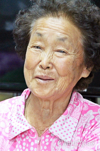 12일 전남 순천 죽청마을 9988 쉼터에서 만난 한 할머니가 꿈틀버스 3호 탑승객들을 만나 미소를 짓고 있다.