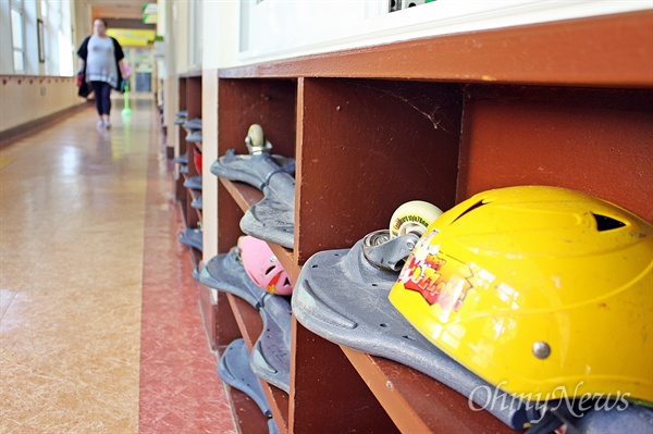 11일 꿈틀버스 3호가 찾은 인안초등학교 복도에 에스(S)보드와 헬멧이 놓여 있다.