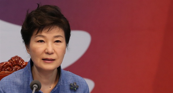 박근혜 대통령이 15일 청와대에서 열린 영상국무회의에서 모두발언하고 있다. 
