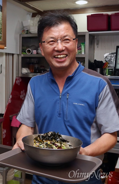  서울 송파구에서 '우리마을봉평메밀촌'을 운영하고 있는 이대일 사장. 맘편히장사하고픈상인모임(맘상모) 회원이기도 한 그는 을지로위원회를 통해 새정치민주연합에 입당했다. 