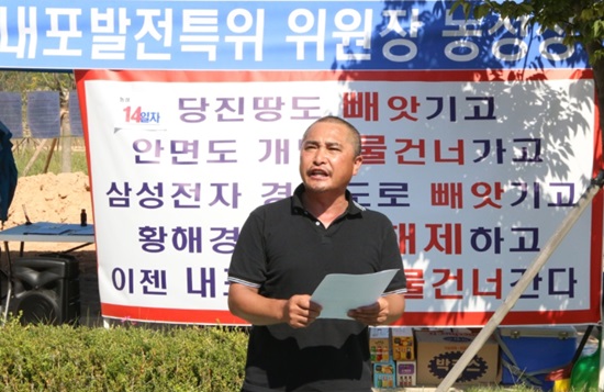 김용필 도의원이 지난 9월 충남도가 내포 지역 균형개발과 정주권 확보에 미온적이라며 삭발과 함께 농성을 벌이고 있다.  