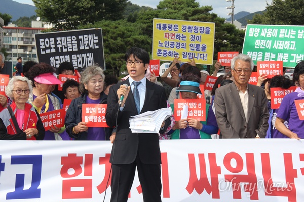  밀양 송전탑 건설공사에 반대하며 싸우다 실정법 위반 혐의로 기소되어 15일 오후 창원지방법원 밀양지원에서 열린 선고공판에서 유죄를 받은 가운데, 법원 앞에서 열린 기자회견에서 배영근 변호사가 판결의 부당성을 이야기하며 즉각 항소 뜻을 밝혔다.