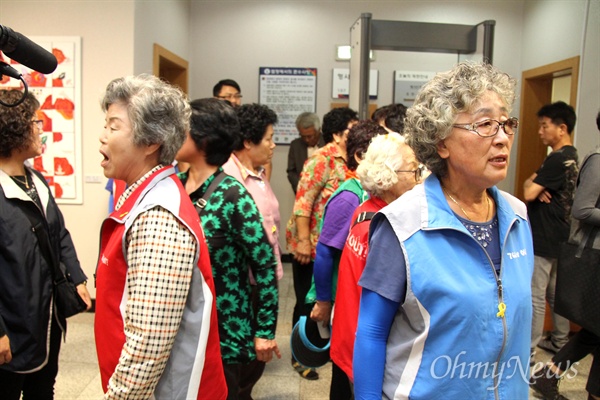  밀양 송전탑 건설공사에 반대하며 싸우다 실정법 위반 혐의로 기소되어 15일 오후 창원지방법원 밀양지원에서 열린 선고공판에서 유죄를 받은 가운데, 주민들이 법정 밖에 나와 억울하다며 분노를 표출하고 있다.