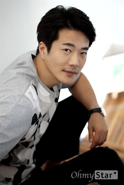  영화 <탐정:더 비기닝>의 배우 권상우가 14일 오후 서울 삼청동의 한 카페에서 포즈를 취하고 있다.