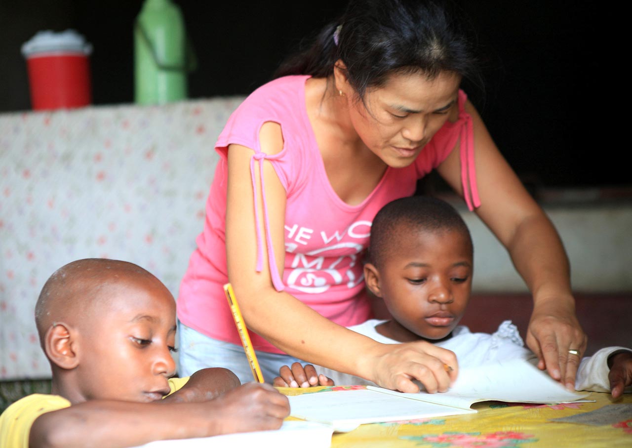 겨자씨마을 고아들의 공부를 도와주고 있는 최미숙 선교사