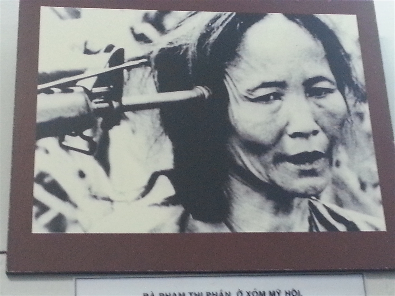 학살되기 직전의 한 여인. 너무도 끔찍한 범죄에 대한 처벌은 사실상 없었다. 베트남 전쟁은 너무도 추악한 범죄였다.