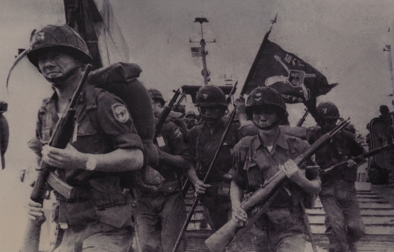 베트남전 당시 가장 많은 군인을 파병한 맹호부대 장병들의 베트남 상륙 장면이다. 사진은 밀라이 박물관에서 촬영.