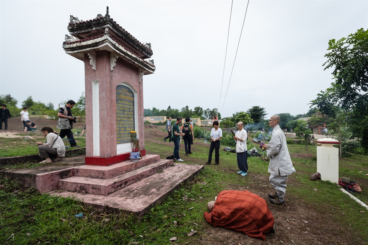 36명이 한꺼번에 몰살된 웅덩이 앞에서 스님은 한참을 엎드려 사죄했다. 미안해요, 베트남.