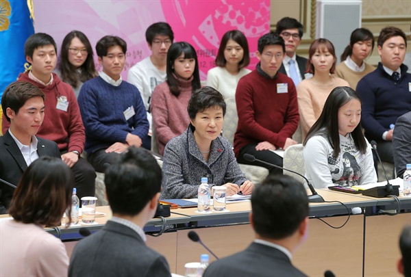 지난 2014년 12월 18일 박근혜 대통령이청와대 영빈관에서 열린 제6차 청년위원회 회의에서 모두 발언을 하고 있다. 