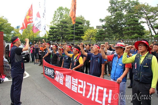 민주노총 경남본부는 16일 낮 12시 고용노동부 창원지청 앞에서 '노사정 야합 주범 노동부 규탄대회'를 열었다.