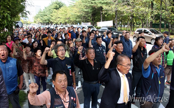  민주노총대전지역본부는 16일 오후 대전지방고용노동청 앞에서 '노동악법 저지, 노사정 야합 분쇄, 야합주범 노동부 규탄 대전지역 노동자 결의대회'를 개최했다.