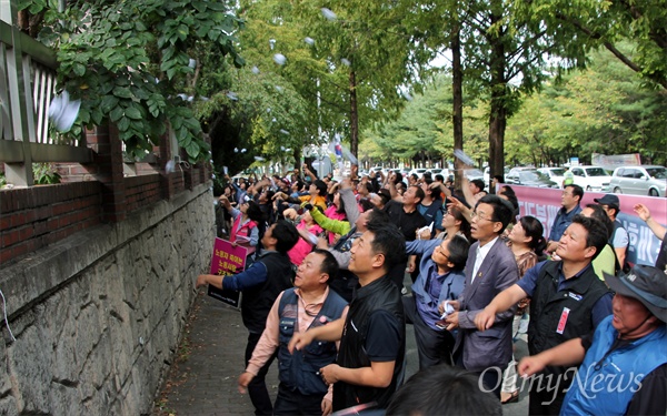  민주노총대전지역본부는 16일 오후 대전지방고용노동청 앞에서 '노동악법 저지, 노사정 야합 분쇄, 야합주범 노동부 규탄 대전지역 노동자 결의대회'를 개최했다. 사진은 참가자들이 '노사정 대타협안 전문'을 구겨서 대전고용청 담장 안으로 던지는 상징의식 장면.