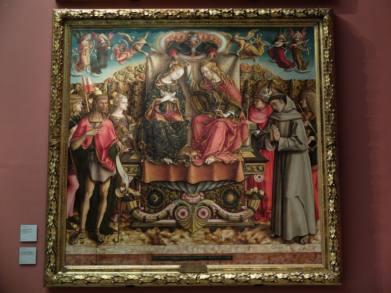 카를로 크리벨리, '성 삼위일체와 성모 마리아의 대관', 밀라노 브레라 미술관. 초기 베네치아 화파의 대표 작가 중 한 명인 크리벨리는 장식적인 경향의 국제고딕양식을 여전히 고수하고 있습니다.  