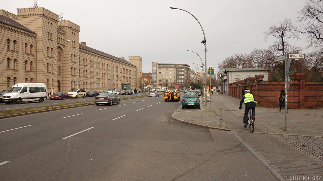 크로이츠베르크 세무서 건물 (사진 왼편)