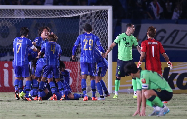  아시아축구연맹(AFC) 챔피언스리그 8강 2차전 전북 현대와 감바오사카의 경기가 지난 16일 저녁 일본 오사카 스이타시 엑스포70 경기장에서 열렸다. 후반 결승골을 넣은 감바 오사카 선수들이 환호하고 있다.